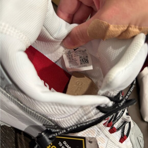 Nike ACG Gray and White Trail Sneakers - Picture 4 of 4